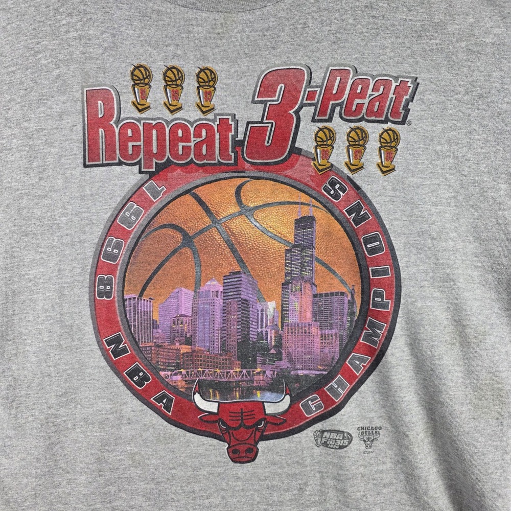 Vintage Starter 1998 Chicago Bulls Repeat 3-Peat NBA Champions T-Shirt Men's XL - Picture 2 of 7